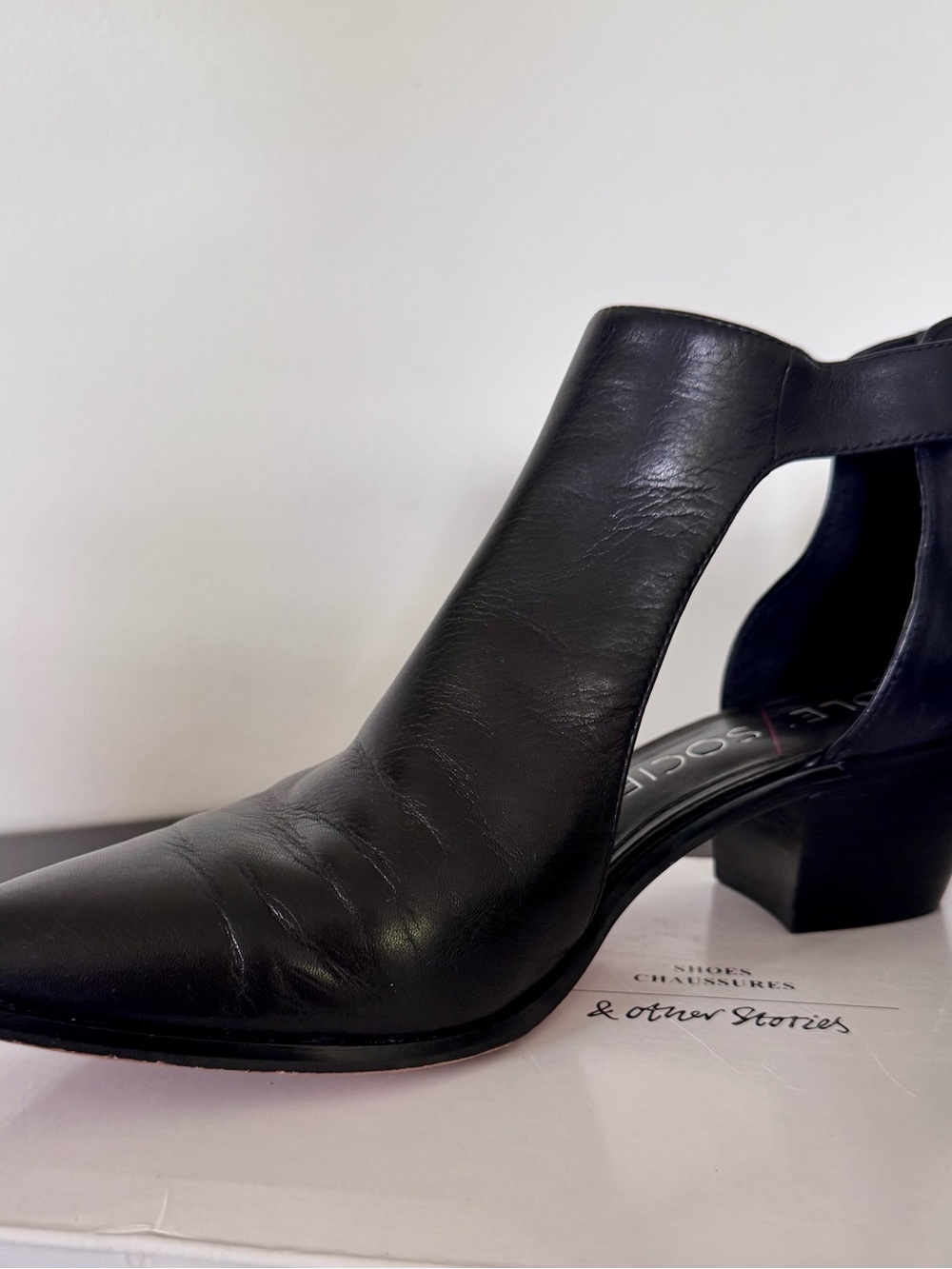 Sole Society Leather Black Cutout Low Block Heel Women's Shoe/bootie size 9.